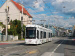Graz. Die Variobahn 245 der Graz Linien ist hier am 12.09.2022 als Linie 4 in der Eggenberger Straße in Fahrtrichtung Reininghaus zu sehen