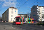 Graz VB 243 mit der schönen FH Joanneum Vollwerbung als Linie 6 in der Kreuzung Asperngasse/Laudongasse, 29.03.2017.