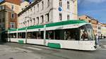 Straßenbahn-Triebwagen 655 in Graz fährt gerade in die sehr enge Murgasse, 16.6.19 