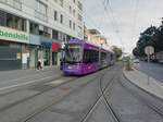 Am 22.08.2019 fuhr Variobahn 233
auf der Linie 5, hier bei der Haltestelle 
Steyrergasse. Der Wagen ist unterwegs 
in Richtung Jakominiplatz, von dort
aus dann zur Remise Alte Poststraße. 