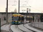 Graz. Am frühen Morgen des 14.12.2019 war
Cityrunner 657 auf Probefahrt zwischen
Remise Steyrergasse und Liebenau. Der Wagen
fährt hier über den Petersbach, welcher im Sommer
fast ausgetrocknet ist.