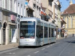 Graz. Wegen der akutellen Situation setzen die Graz Linien auf 20-Min-Takt. 
Davon ausgenommen ist die Straßenbahnlinie 7, wessen Intervall zwischen Laudongasse und LKH MED UNI zusätzlich durch die Einschublinie E7 verdichtet wird. Variobahn 210 war am 08.04.2020 auf dieser Einschublinie unterwegs und ist hier kurz vor dem Jakominiplatz beim Steirerhof. 