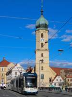 Graz. Variobahn 231, welche am 06.05.2020 auf der Linie 6 unterwegs war, ist hier auf der Hauptbrücke bzw. Erzherzog-Johann-Brücke zu sehen. 