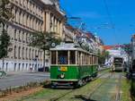 Graz. Um ausreichend Personal für die Saison 2020 im Tramway Museum Graz zu haben, schult man laufen neue Fahrer. Am 10.07.2020 war TW 121 mit 60B als Fahrschule unterwegs, hier in der Steyrergasse.