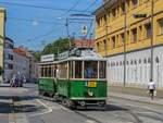 Graz. Um ausreichend Personal für die Saison 2020 im Tramway Museum Graz zu haben, schult man laufen neue Fahrer. Am 10.07.2020 war TW 121 mit 60B als Fahrschule unterwegs, hier in der Steyrergasse.