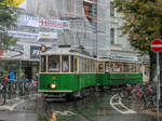 Graz. Ab 11.07.2020 ist das 3. Jahr in Folge wieder die Sommerbim unterwegs, eine Oldtimergarnitur, die zwischen Jakominiplatz und Waagner-Biro-Straße pendelt. Der erste Betriebstag war allerdings nur für Wetterfeste geeignet: Nach halbstarkem Regenschauer folgte ein Unwetter, weshalb die Fahrt für den eingestellt werden musste.
121+60B beim Steirerhof.