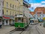 Graz. Am 12.07.2020 fuhr TW 121 gemeinsam mit Beiwagen 60B als  Sommerbim  zwischen Jakominiplatz und Waagner-Biro-Straße. Das Gespann ist hier Richtung Jakominiplatz unterwegs und konnte von mir am Südtiroler Platz festgehalten werden.