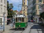 Graz. Am 12.07.2020 fuhr TW 121 gemeinsam mit Beiwagen 60B als  Sommerbim  zwischen Jakominiplatz und Waagner-Biro-Straße. Das Gespann konnte ich bei der Franziskanerkirche ablichten. 