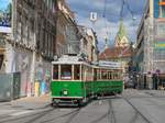 Graz. Am 12.07.2020 fuhr TW 121 gemeinsam mit Beiwagen 60B als  Sommerbim  zwischen Jakominiplatz und Waagner-Biro-Straße. Das Gespann konnte ich bei der Einfahrt in den Jakominiplatz aus dem Steirerhof ablichten. 