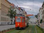 Graz. Das Gespann 251 + 401B war am 19.07.2020 als Sommerbim unterwegs, hier beim Finanzamt.