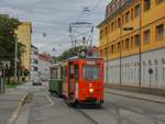 Graz. Das Gespann 251 + 401B war am 19.07.2020 als Sommerbim unterwegs, hier in der Steyrergasse.