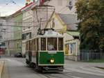 Graz. Am 26.06.2020 öffnete das Tramway Museum Graz das erste Mal seine Pforten für Besucher. TW 121+60B waren als Shuttle vom Öffnungstag in Mariatrost Richtung Jakominiplatz unterwegs, hier beim Einziehen in der Steyrergasse.