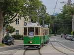 Graz. Am 26.06.2020 öffnete das Tramway Museum Graz das erste Mal seine Pforten für Besucher. TW 121+60B waren als Shuttle von Mariatrost zum Jakominiplatz unterwegs, hier kurz vor der Haltestelle Hilmteich.