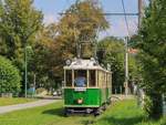 Graz. Am 09.08.2020 öffnete das Tramway Museum Graz das zweite Mal für Besucher seine Pforten. Als Shuttle war TW 121 mit seinem Beiwagen 60B zwischen Mariatrost und Waagener-Biro-Straße unterwegs, hier kurz nach der Haltestelle Rettenbach.