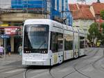 Graz. Variobahn 233 der Graz Linien mit neuer Werbung für Philoro Edelmetalle war am 29.08.2020 auf der Linie 7, hier am Jakominiplatz,
