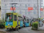 Graz. Der Ankünder - die Firma, welche für Beklebungen von Straßenbahnen zuständig sind - haben vor längerer Zeit die  600er  aus dem Sortiment gestrichen. Dennoch ist TW 604 noch mit Werbefolien für den Citypark beklebt. Am 02.04.2020 war dieser auf der Linie 3 anzutrffen, hier am Radetzkyspitz.