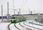 Graz     Graz Linien TW 582 als Linie 4 beim Murpark, 14.01.2013 