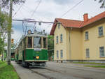 Graz. TW 121 + 60B des Tramway Museum Graz pendelten am 26.07.2020 im Rahmen eines Öffnungstages des Museums zwischen Mariatrost und der Alten Poststraße. Die Oldtimer-Garnitur hat hier soeben das Tramway Museum in Mariatrost erreicht und wird den Museumsgästen zur Schau gestellt.