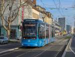 Graz. Variobahn 218 der Graz Linien war am 01.04.2021 auf der Linie 4 unterwegs, die Garnitur konnte ich beim Erreichen der Haltestelle  Ostbahnhof  ablichten.