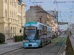 Graz. Cityrunner 654 fuhr am 05.04.2021 auf der Linie 13, hier beim erreichen der Haltestelle Steyrergasse.