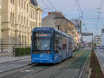 Graz. Variobahn 218 fuhr am 05.04.2021 auf der Linie 5, hier beim erreichen der Haltestelle Steyrergasse.
