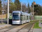 Graz. Variobahn 204 der Graz Linien fährt am 09.04.2021 hier als Linie 4 in die Haltestelle Dr.-Lister-Gasse ein.