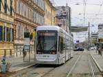 Graz. Variobahn 204 der Graz Linien ist einer der letzten Variobahnen mit dem alten Design für die Graz Linien. Am 10.04.2021 war die Garnitur als Linie 4 unterwegs, hier kurz vor der Haltestelle Jakominigürtel.