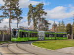 Graz. Die Strecke Zentralfriedhof – Brauquartier ist eine der einzigen eingleisigen Strecken der Straßenbahn Graz. Diese soll in wenigen Jahren zweigleisig ausgebaut werden. Am 20.04.2021 und 21.04.2021 fanden Vorbereitungsarbeiten statt, dazu wendete die Linie 5 im Zeitraum von 8:30 Uhr bis 17:30 Uhr in der Schleife Zentralfriedhof, die normalerweise nur von Bussen bedient wird.
Am 20.04.2021 konnte ich Variobahn 227 der Graz Linien in der Schleife Zentralfriedhof ablichten, im Hintergrund ist die Kirche zum gekreuzigten Heiland zu sehen.