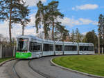 Graz. Die Strecke Zentralfriedhof – Brauquartier ist eine der einzigen eingleisigen Strecken der Straßenbahn Graz. Diese soll in wenigen Jahren zweigleisig ausgebaut werden. Am 20.04.2021 und 21.04.2021 fanden Vorbereitungsarbeiten statt, dazu wendete die Linie 5 im Zeitraum von 8:30 Uhr bis 17:30 Uhr in der Schleife Zentralfriedhof, die normalerweise nur von Bussen bedient wird.
Am 20.04.2021 konnte ich Variobahn 208 der Graz Linien in der Schleife Zentralfriedhof ablichten, im Hintergrund ist die Kirche zum gekreuzigten Heiland zu sehen.