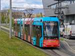 Graz. Variobahn 239 der Graz Linien ist hier am 29.04.2021 bei der Überholstrecke Murpark als Linie 4 unterwegs.
