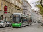 Graz. Variobahn 210 ist hier am 02.05.2021 als Linie 26 in der Radetzkystraße unterwegs.