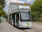 Graz. Variobahn 233 steht hier am 03.05.2021 als Linie 7 in der Schleife Laudongasse.