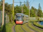 Graz. Variobahn 212 der Graz Linien erreicht hier am 15.05.2021 als Linie 4 die Haltestelle Dr.-Lister-Gasse.