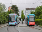 Graz. Die Variobahnen 225 und 239 der Graz Linien stehen hier am 17.05.2021 in der Schleife Laudongasse. 