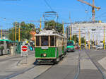 Graz. Das Gespann TW 121+60B fahren hier am 10.07.2021 über den Jakominiplatz.