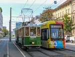 Graz. Am 26.07.2020 traf TW 121 des Tramway Museum Graz auf Variobahn 230 bei der Haltestelle Steyrergasse.