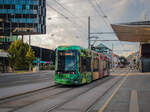 Graz. Variobahn 220 bringt deutlich mehr Farbe in den tristen Fuhrpark der Grazer Variobahn. Am 02.09.2021 verkehrte diese Garnitur auf der Linie 4, hier bei der Messe Graz.