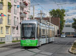 Graz. Den 30.09.2021 nutzte ich für einige Paarfotos in der Schleife Laudongasse, da diese nur wenige Monate danach nicht mehr von Plankursen befahren werden wird. Das Foto zeigt die  Variobahn 202.