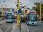 Graz. Nach einem Jahr Pause fand am 02.10.2021 die <i>Lange Nacht der Museen</i> statt. Cityrunner 653 der Graz Linien trifft hier auf Variobahn 243 am Jakominiplatz.