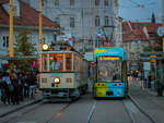 Graz. Nach einem Jahr Pause fand am 02.10.2021 die <i>Lange Nacht der Museen</i> statt. Cityrunner 666 der Graz Linien trifft hier auf Oldtimer 93 am Jakominiplatz.