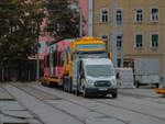 Graz. Cityrunner 655 steht hier am 06.10.2021 auf einem Tieflader in der Steyrergasse. Zur Einweihung des Jochen-Rindt-Platzes, wurde die Garnitur mit Werbung für Jochen Rindt in der selben Nacht zu diesem Platz entlang der noch nicht eröffneten Strecke der Linie 4 transportiert.