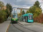 Graz. Den 21.10.2021 nutzte ich für einige Paarfotos in der Schleife Laudongasse, da diese nur wenige Monate danach nicht mehr von Plankursen befahren werden wird. Das Foto zeigt die Variobahn 226 und TW 607.