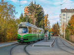 Graz. Die insgesamt zehn Straßenbahnbahnwagen der Reihe 500 (501 – 510) sind die ältesten Straßenbahnwagen, die es aktuell gibt, sowie die einzigen Hochflurfahrzeuge im Fuhrpark der Graz Linien. Am 03.11.2021 konnte ich den TW 506 in herbstlicher Kulisse in der Laudongasse fotografieren.