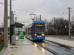 Graz. Der 26. November 2021 wer ein historischer Tag für die Straßenbahn in Graz. Noch nie wurden in Graz zwei Neubaustrecken auf einmal geöffnet wie an diesem Freitag im Spätherbst. Die geplante Eröffnungsfeier konnte aufgrund der hohen Inzidenz der Covid-19. Fälle nicht stattfinden, auch das Wetter ließ zu wünschen übrig. Variobahn 235 konnte ich auf der Neubaustrecke nach Reininghaus an der Endstation fotografieren.