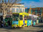 Graz. Bei immer noch tiefstehender Wintersonne an diesem 08.01.2021 konnte ich TW 604 der Graz Linien am Jakominiplatz fotografieren.