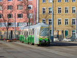 Graz. Vier Verletzte und ein schwer beschädigter Treibwagen war das Resultat eines Straßenbahnunfalls im Vorjahr. Am 05.02.2022 sonnt sich der kaputte TW 605 der Graz Linien am Freigelände in der Steyrergasse.