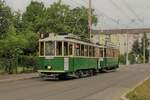 Anfang 1900 wurde der Wagen 81 von der grazer Wagonfabrik gebaut und 1954 als Wagen Nr. 121 II neu aufgebaut.
1963 wurde der Zweiachser ausgemustert und kam zum Tramwaymuseum Mariatrost.
Am 15.7.2022 fuhr der Wagen Nr. 121 mit dem Beiwagen 60B als Sommerbim in der Asperngasse von der Haltestelle Loudongasse Richtung Jakominiplatz.