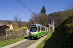 Am 8. April 2010 war TW 535, der stets durch sein weißes GVB - Logo an der Front von den meisten anderen Triebwagen zu unterscheiden war, auf der Linie 1 unterwegs. Hier begegnete mir der Wagen bei flotter Fahrt zwischen den Ausweichen St. Johann und Kroisbach.