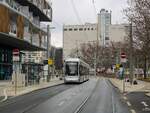 Graz. Am 27.01.2023 konnte ich Variobahn 204 der Graz Linien auf der Neubaustrecke nach Reininghaus fotografieren, hier in der Haltestelle Reininghausstraße.