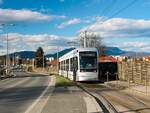 Graz. Variobahn 211 der Graz Linien ist hier am 09.03.2023 als Linie 5, kurz vor der Haltestelle Maut Puntigam zu sehen.